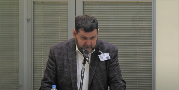 Михаил Бочаров во время своего выступления с докладом